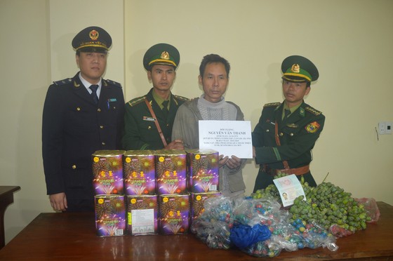 Bắt đối tượng ngụy trang chở rau củ quả để chở thuốc phiện, pháo nổ từ Lào vào Việt Nam ảnh 1