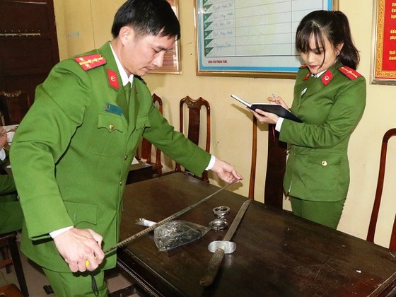 Vụ rút súng đe dọa bắn sau tai nạn giao thông ở Hà Tĩnh: Phạt tài xế 38 triệu đồng ảnh 2