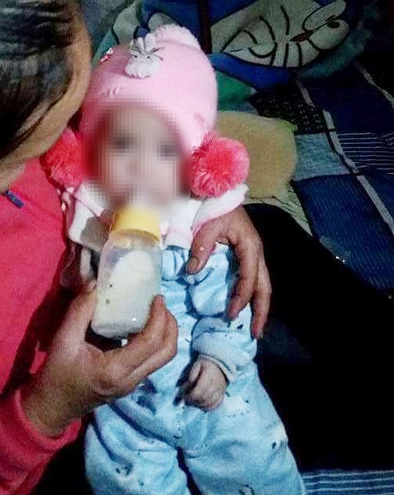 Phát hiện bé gái khoảng 4 tháng tuổi bị bỏ rơi trước cổng nhà ảnh 1