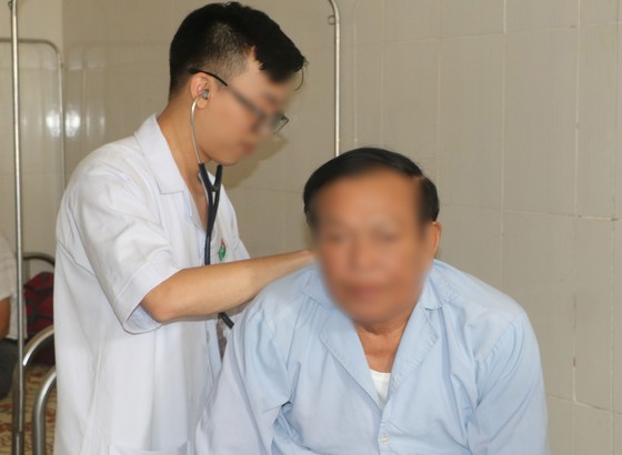 Gắp ra ngoài thành công mẩu xương gà mắc trong lòng phế quản gần 1 tháng ảnh 2