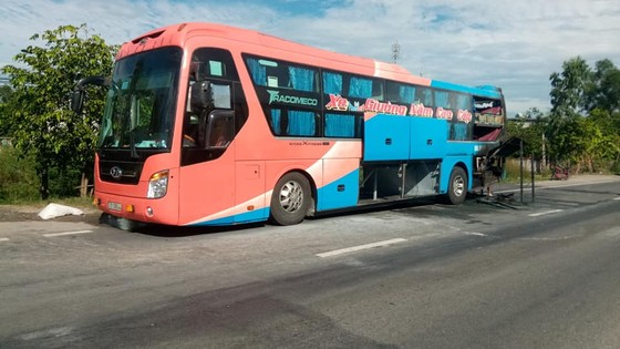 Xe khách giường nằm bốc cháy dữ dội, hàng chục hành khách tháo chạy ảnh 4