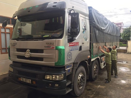 Bắt giữ xe tải vận chuyển hơn 400 chai rượu lậu ảnh 1