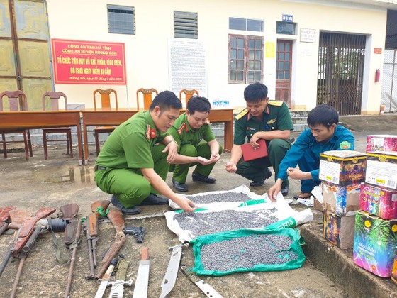 Tiêu hủy hàng trăm khẩu súng, đao kiếm các loại ảnh 3