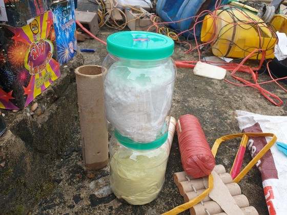 Tiêu hủy hàng trăm khẩu súng, đao kiếm các loại ảnh 13
