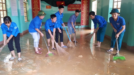 Nhiều xã miền cao ở Hà Tĩnh tranh thủ nắng ráo, dọn dẹp sau lũ rút ảnh 2