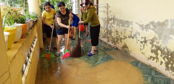 Nhiều xã miền cao ở Hà Tĩnh tranh thủ nắng ráo, dọn dẹp sau lũ rút ảnh 9