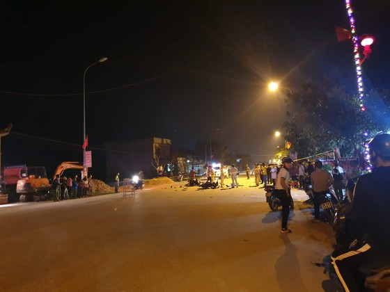 Hai xe máy đâm trực diện, 5 người thương vong ảnh 1