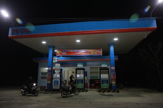 Manh động dùng dao khống chế nhân viên cửa hàng xăng dầu để cướp tiền ảnh 5