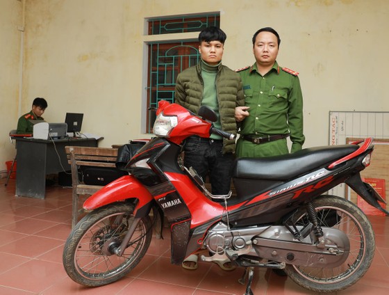 Manh động dùng dao khống chế nhân viên cửa hàng xăng dầu để cướp tiền ảnh 2