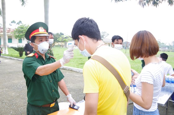 Bàn giao hơn 600 công dân đã hoàn thành thời gian cách ly tập trung ảnh 2