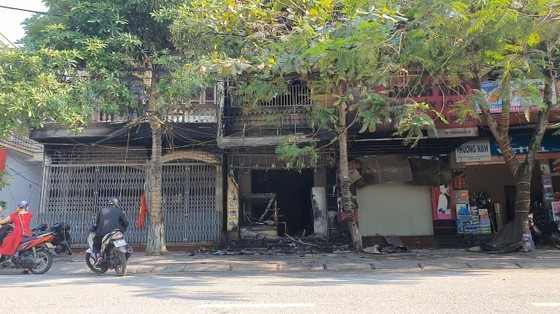 Cháy lớn tại tiệm bánh ở Hà Tĩnh lúc rạng sáng ảnh 1