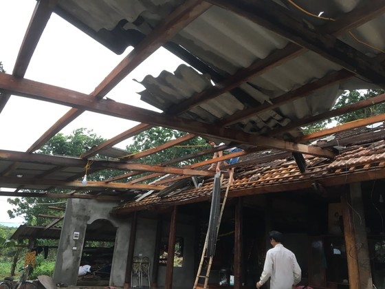 Lốc xoáy khiến nhiều nhà dân ở Hà Tĩnh bị thiệt hại ảnh 2