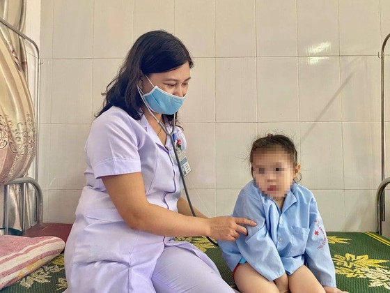 Nội soi, lấy thành công nút bấm điều khiển ti vi dài 1,5cm nằm trong khí quản bệnh nhi 3 tuổi ảnh 2