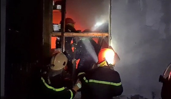 Kho sơn bốc cháy ngùn ngụt trong đêm ở Hà Tĩnh ảnh 9