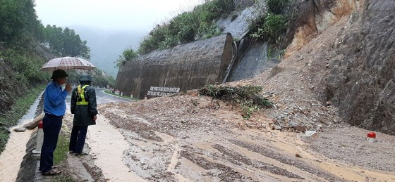 Hà Tĩnh sơ tán hàng trăm người dân đến nơi an toàn tránh lũ ảnh 14