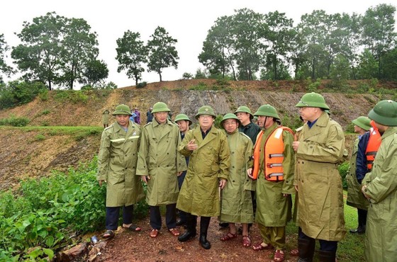 Phó thủ tướng Trịnh Đình Dũng kiểm tra công tác ứng phó mưa lũ tại Hà Tĩnh ảnh 1