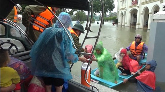 Hà Tĩnh tập trung giúp dân khắc phục hậu quả thiệt hại do mưa lũ gây ra ảnh 2
