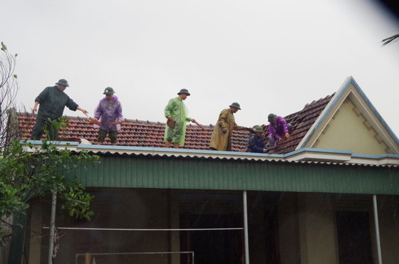 Lốc xoáy khiến 30 nhà dân bị tốc mái ở Hà Tĩnh ảnh 1
