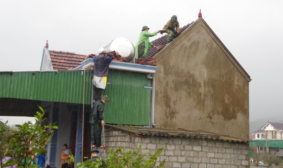 Lốc xoáy khiến 30 nhà dân bị tốc mái ở Hà Tĩnh ảnh 2
