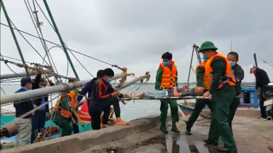 Tàu đánh cá bốc cháy trên biển, 8 thuyền viên thoát nạn ảnh 5