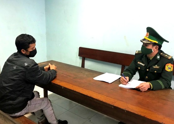 Phát hiện 2 đối tượng cắt rừng nhập cảnh trái phép về Việt Nam để trốn cách ly ảnh 2