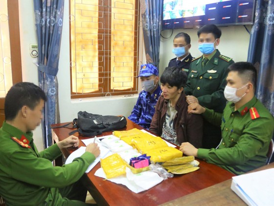 Bắt giữ đối tượng vận chuyển trái phép 30.000 viên hồng phiến ảnh 1