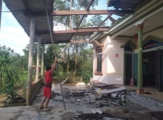 Lốc xoáy gây thiệt hại nặng về tài sản của người dân Hà Tĩnh ảnh 2