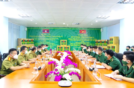 Hỗ trợ vật tư y tế, nhu yếu phẩm cho lực lượng quản lý, bảo vệ biên giới nước bạn Lào ảnh 1