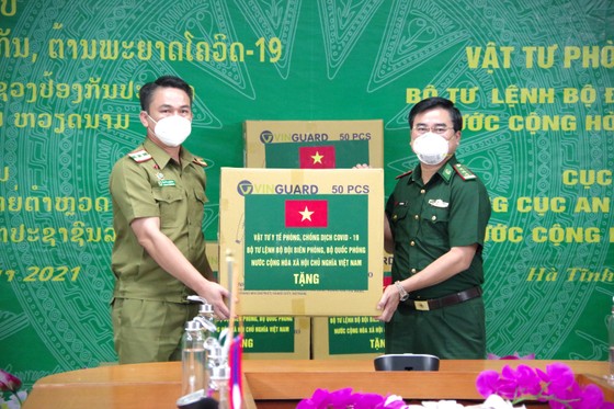 Hỗ trợ vật tư y tế, nhu yếu phẩm cho lực lượng quản lý, bảo vệ biên giới nước bạn Lào ảnh 3
