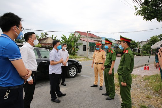 Hà Tĩnh thông báo khẩn tìm người đi cùng chuyến bay và đến các địa điểm liên quan ca mắc Covid-19 ảnh 1