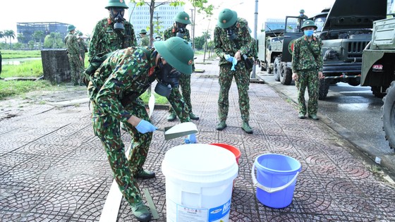 Quân khu 4 điều động lực lượng phun khử khuẩn các khu vực ở TP Hà Tĩnh ảnh 4