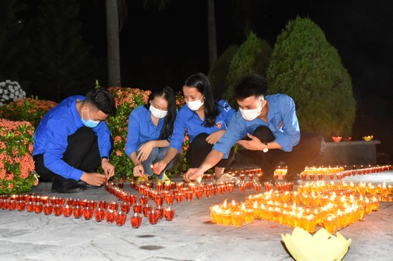 Tuổi trẻ Hà Tĩnh thắp nến tri ân Anh hùng liệt sĩ Lý Tự Trọng ảnh 9
