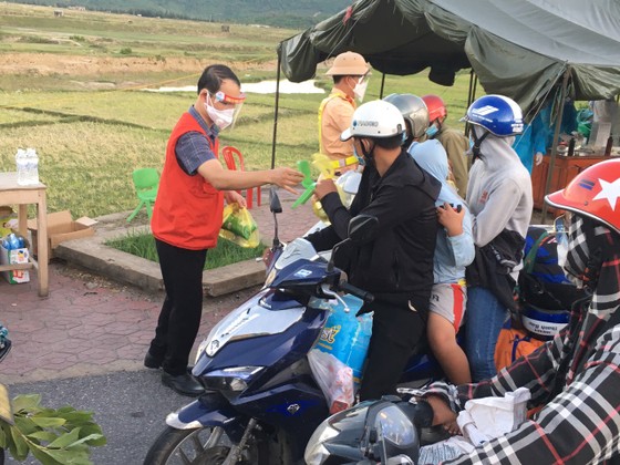 Hỗ trợ suất ăn nhanh, khẩu trang cho người dân đi xe máy từ miền Nam về quê ảnh 5