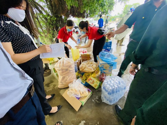 Hỗ trợ suất ăn nhanh, khẩu trang cho người dân đi xe máy từ miền Nam về quê ảnh 3