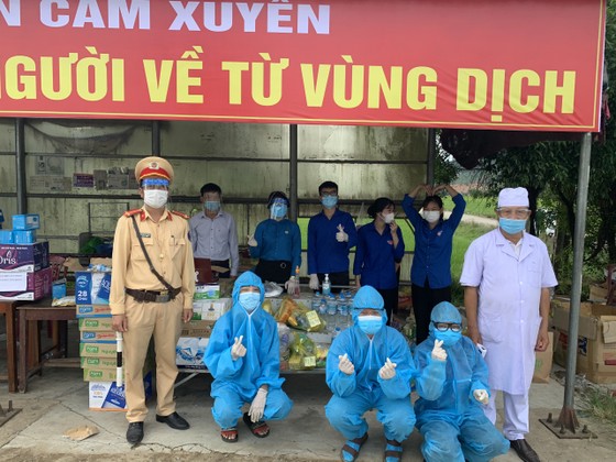 Hỗ trợ suất ăn nhanh, khẩu trang cho người dân đi xe máy từ miền Nam về quê ảnh 4