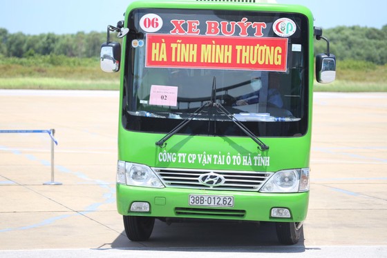 Hà Tĩnh đón gần 400 người dân từ TPHCM và các tỉnh phía Nam về quê bằng máy bay ảnh 15