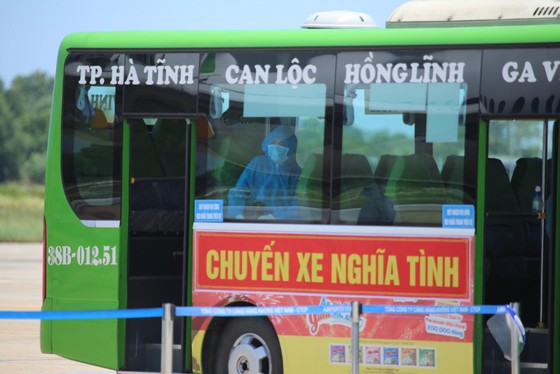 Hà Tĩnh đón gần 400 người dân từ TPHCM và các tỉnh phía Nam về quê bằng máy bay ảnh 11