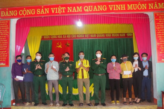 Hà Tĩnh: Thăm, tặng quà các gia đình từng trực tiếp tham gia mở đường Hồ Chí Minh trên biển ảnh 8