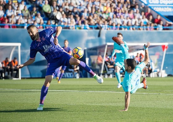 Tổng hợp vòng 12: Sau tất cả, Barca lại hưởng lợi ảnh 1