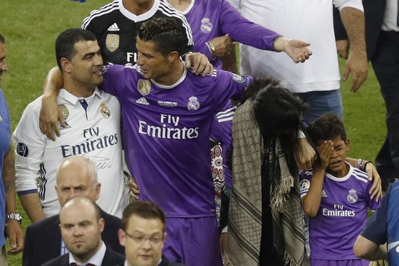 Hồ sơ Cristiano Ronaldo: Từ bào thai suýt bị phá bỏ đến cầu thủ số một thế giới ảnh 2