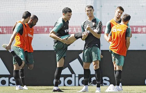 Cristiano Ronaldo truyền cảm hứng ngay cả trên sân tập ảnh 1