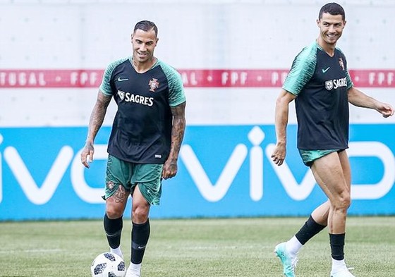 Hậu vệ Uruguay tuyên bố bất ngờ về Ronaldo ảnh 1