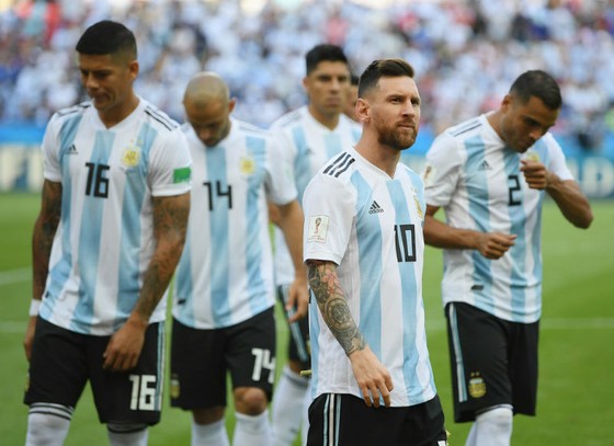 Maradona “xúi” Messi chia tay tuyển Argentina ảnh 1