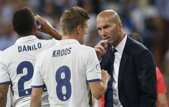 Vừa cam kết tương lai, Kroos lập tức “tuyên chiến” Pogba ảnh 1