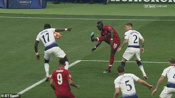 Cánh tay Sissoko, "cái đầu" Klopp và đỉnh cao thứ 6 cho Liverpool ảnh 1