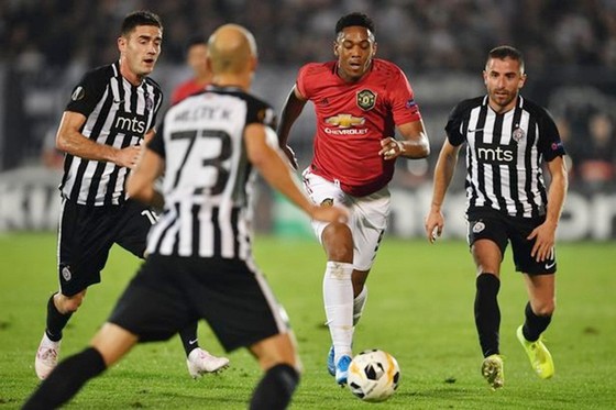 Man.United bất an trong… cuộc chiến trụ hạng ảnh 1