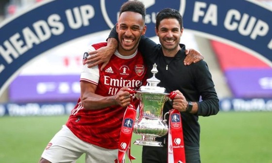 HLV Arteta tri ân Pep Guardiola sau danh hiệu đầu tiên ảnh 1