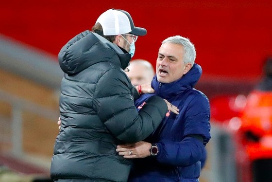 Thua trận mất ngôi đầu, Mourinho “cay mũi” chỉ trích thái độ đồng nghiệp ảnh 1