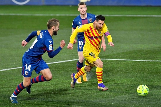 Suarez đưa Atletico trở lại ngôi đầu, Messi giúp Barca bám đuổi ảnh 1