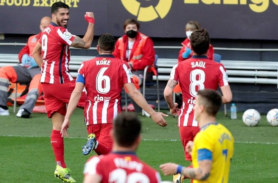 Messi ghi bàn giúp Barca… “bám đuôi” Suarez ảnh 1